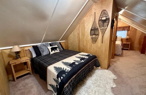 Island Park Cabina | Cozy Bear Cabin | Sleeps 8 | Close to River | 33 miles to YNP