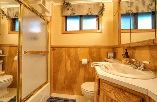 Island Park Cabina | Cozy Bear Cabin | Sleeps 8 | Close to River | 33 miles to YNP