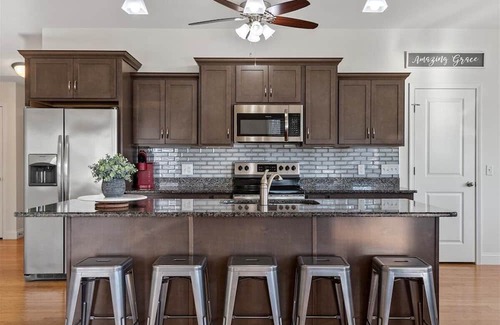 Chatham Casa | Modern and Spacious 5BR 3BA w/walking trail and lake view! Chatham/Springfield