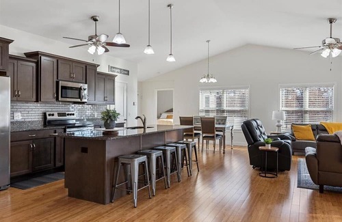 Chatham Casa | Modern and Spacious 5BR 3BA w/walking trail and lake view! Chatham/Springfield