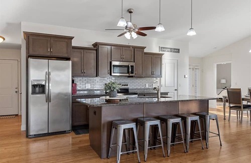 Chatham Casa | Modern and Spacious 5BR 3BA w/walking trail and lake view! Chatham/Springfield