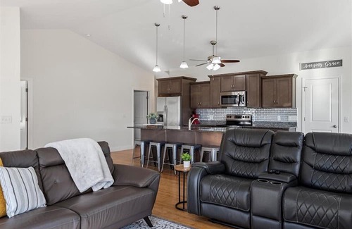Chatham Casa | Modern and Spacious 5BR 3BA w/walking trail and lake view! Chatham/Springfield