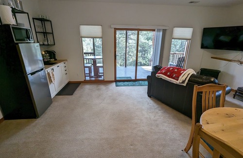 Evergreen Meadows Apartamento | Park setting In-law Apartment