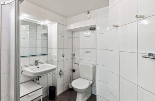 Dietikon District Apartamento | Bunkers' Nook: Your Shared Haven Awaits
