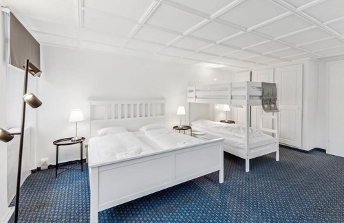 Dietikon District Apartamento | Double Bed and Bunks for Your Comfort