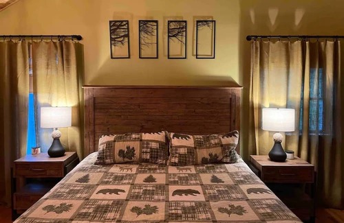 Mt. Bethel Cabina | Cozy Chalet with Cabin Vibes overlooking Delaware River. Hot Tub!