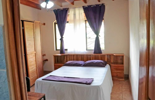 Canton Parrita Casa | Large family house, A/C, swimming pool, outdoor patio, minutes to the beaches!