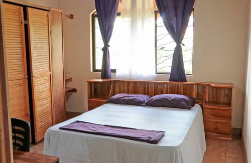 Canton Parrita Casa | Large family house, A/C, swimming pool, outdoor patio, minutes to the beaches!