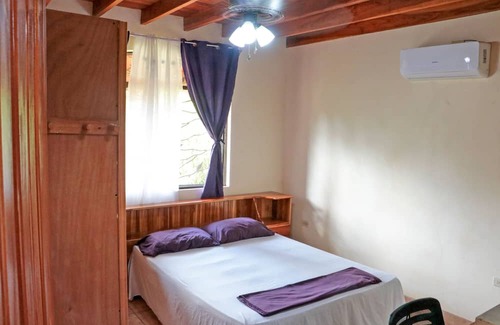 Canton Parrita Casa | Large family house, A/C, swimming pool, outdoor patio, minutes to the beaches!