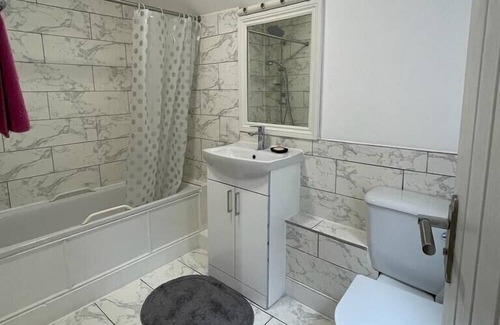 Thurlow Park Casa | The Sunflower Room in Grand Tulse Hill Villa