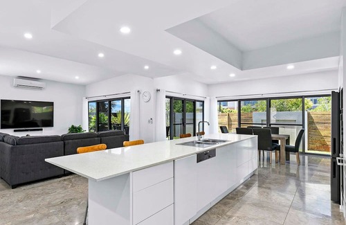 Kawungan Casa | Exquisite Manor on Davis