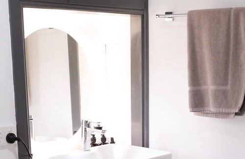 Barrine Cabaña | Train Carriage in peaceful surrounds with mountain views on a farm.