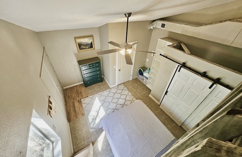 Vance Jackson Cabaña | Charming Guesthouse-Centrally Located