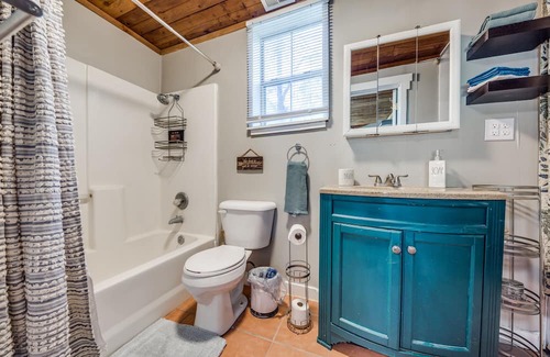 Vance Jackson Cabaña | Charming Guesthouse-Centrally Located