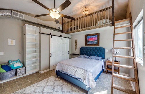 Vance Jackson Cabaña | Charming Guesthouse-Centrally Located