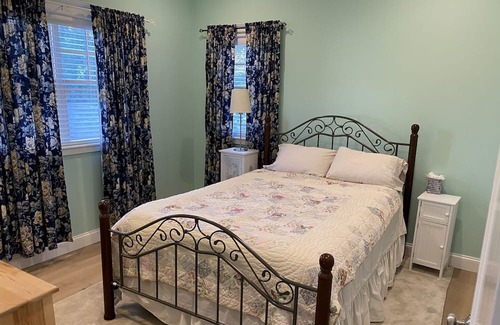 Needham Apartamento | Convenient Needham 1BR apartment near Hersey train stop with private parking