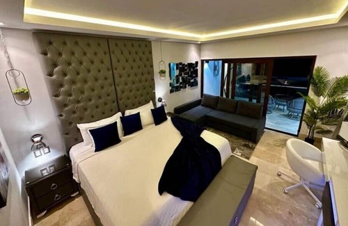 Barrio La Fortaleza Vieja Condominio | King Bed Studio Overlooking Bay Of Whales
