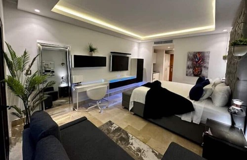 Barrio La Fortaleza Vieja Condominio | King Bed Studio Overlooking Bay Of Whales