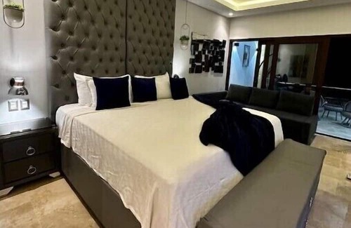 Barrio La Fortaleza Vieja Condominio | King Bed Studio Overlooking Bay Of Whales