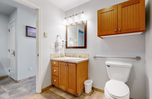 Historic Bayfront Condominio | Bay-view condo with indoor pool, hot tubs, gym, crabbing area, & balcony
