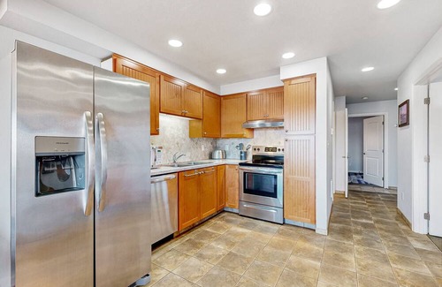 Historic Bayfront Condominio | Bay-view condo with indoor pool, hot tubs, gym, crabbing area, & balcony