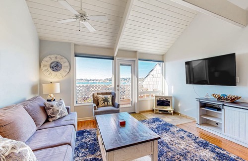 Historic Bayfront Condominio | Bay-view condo with indoor pool, hot tubs, gym, crabbing area, & balcony