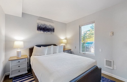 Historic Bayfront Condominio | Bay-view condo with indoor pool, hot tubs, gym, crabbing area, & balcony