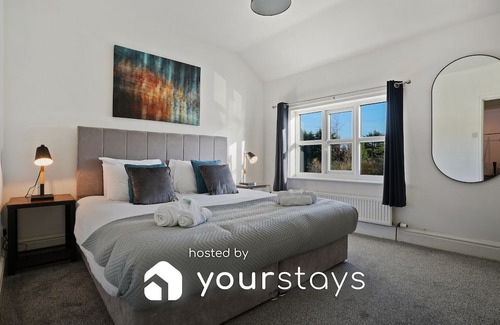 Macclesfield Casa | Cottage Cross: Spacious 2-Bed Charm, Where Home Whispers Warmth and Comfort!