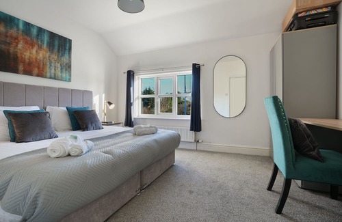 Macclesfield Casa | Cottage Cross: Spacious 2-Bed Charm, Where Home Whispers Warmth and Comfort!