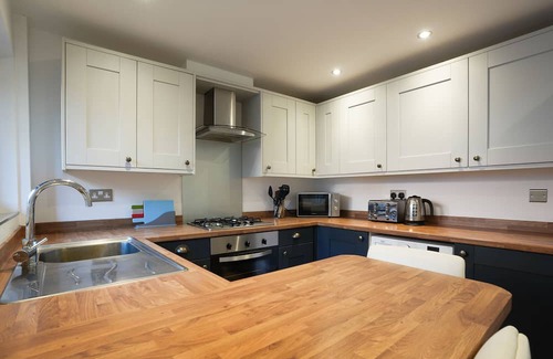 Macclesfield Casa | Cottage Cross: Spacious 2-Bed Charm, Where Home Whispers Warmth and Comfort!