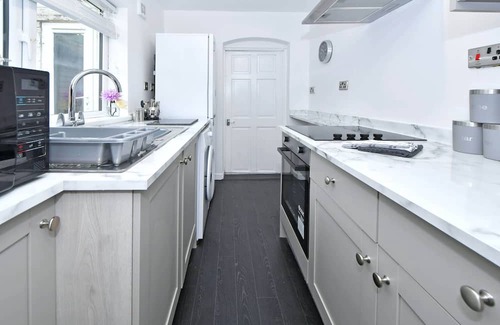 Forsbrook Casa | Edensor House by YourStays, a colourful restful retreat!