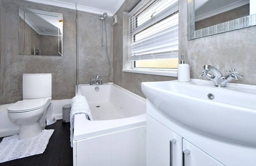 Forsbrook Casa | Edensor House by YourStays, a colourful restful retreat!