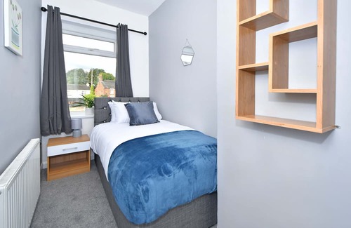Forsbrook Casa | Edensor House by YourStays, a colourful restful retreat!
