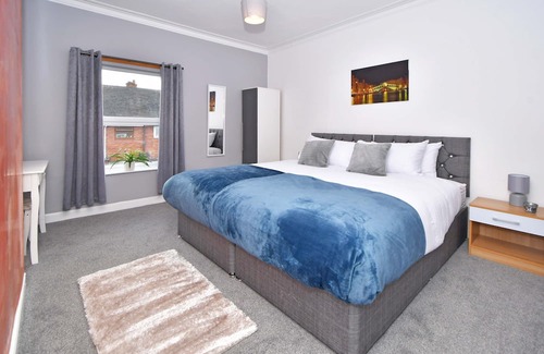 Forsbrook Casa | Edensor House by YourStays, a colourful restful retreat!