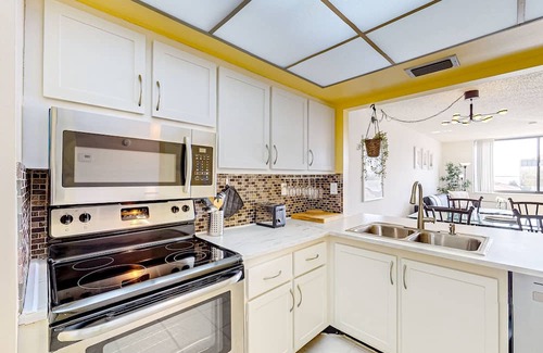 Palma del Mar Condominio | Bay & golf course-view condo with pool, spa, fishing pier, & private balcony