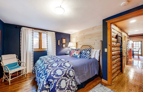 Hailey Cabina | Dog-friendly cabin with fenced yard, deck, sunroom, fireplace, & W/D