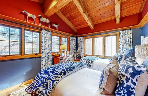 Hailey Cabina | Dog-friendly cabin with fenced yard, deck, sunroom, fireplace, & W/D