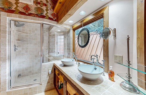 Hailey Cabina | Dog-friendly cabin with fenced yard, deck, sunroom, fireplace, & W/D