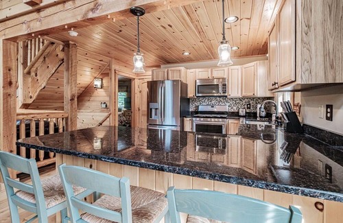Greenwood Chalet De Esquí | Luxury Woodland Retreat with both lake/ski slope access, Yr home away from home