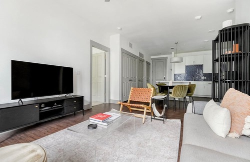 Govalle Apartamento | Stylish East Austin 2BR w/ Deck & W/D, nr Shops & Dining, by Blueground