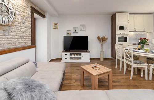Cepljani Casa | Villa Stonehouse is a nice rustic terraced house only 3,5 km from the sea and the town Umag.