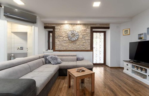 Cepljani Casa | Villa Stonehouse is a nice rustic terraced house only 3,5 km from the sea and the town Umag.