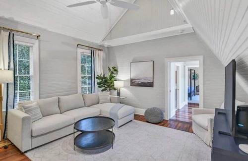Earlewood Casa | The Wren | 1BR 2BA Guesthouse