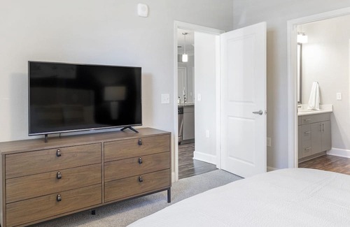 Cary Apartamento | Modern Apartment in Prime Location (ID1000X405)