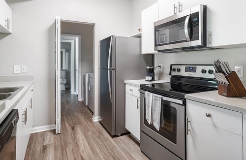 Sanford Apartamento | Modern Apartment in Prime Location (ID1276X306)