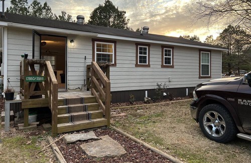 Clarksville Casa | House located at Lake Ludwig. Ride out to Red Lick mountain bike trails.
