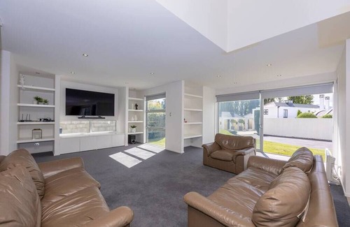 Wanaka Casa | Famous TREE in lake is 100m walk, huge house only a 15 min lake walk to town
