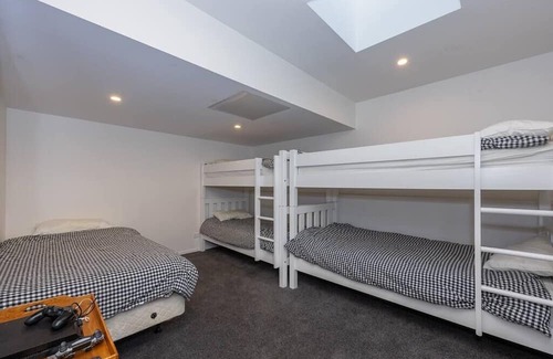Wanaka Casa | Famous TREE in lake is 100m walk, huge house only a 15 min lake walk to town