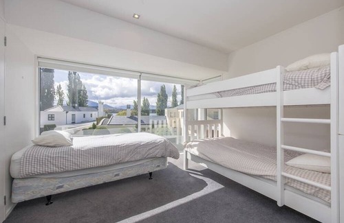 Wanaka Casa | Famous TREE in lake is 100m walk, huge house only a 15 min lake walk to town