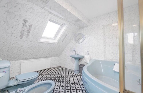 Squirrel's Heath Casa | Modern villa, sleeps 10, 2 bathrooms, park 3 vans